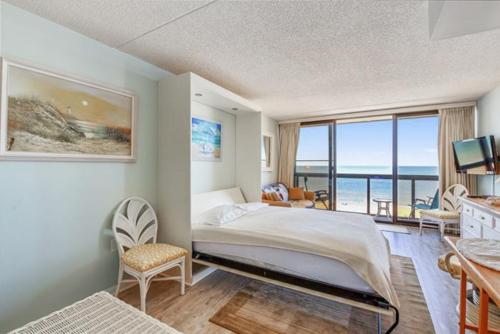 大洋城Golden Sands 605的一间卧室配有一张床,享有海景