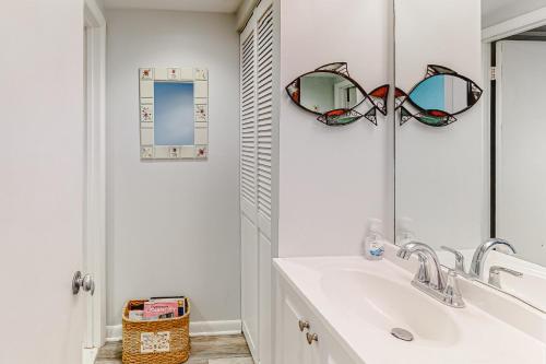 大洋城Golden Sands 605的一间带水槽和镜子的浴室