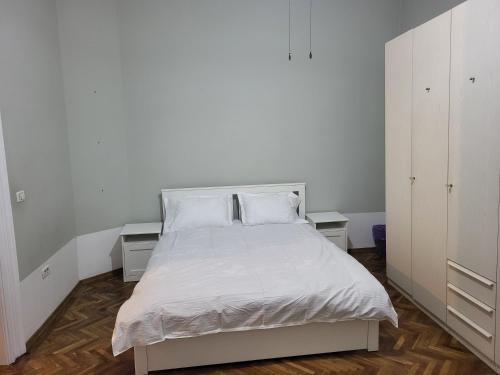 阿拉德Condor的卧室配有白色床和2个白色橱柜