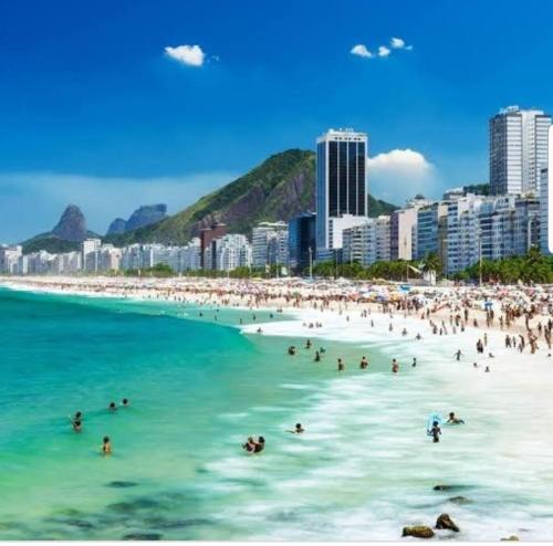 里约热内卢Botafogo Guesthouse的一群人,在海滩上
