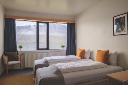 内斯考塔杜尔The Cliff Hotel的酒店客房设有两张床和窗户。