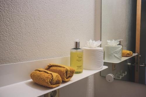 内斯考塔杜尔The Cliff Hotel的浴室设有毛巾架和镜子