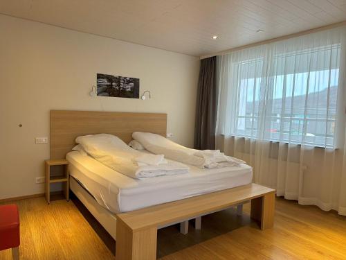 Eskifjörður埃斯基菲厄泽酒店的一张位于带大窗户的房间内的床铺
