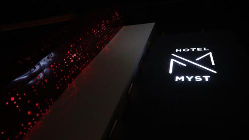 蒙特雷Hotel Myst.的书上贴上黑泽尔的标签