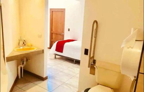 卡里略Casa Guarumo - An oasis in Playa Carrillo.的一间带水槽的浴室和一张位于客房内的床