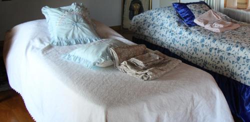 奥斯塔VILLA ADRY Mon Reve Holidays的白色的床和蓝色的白色枕头