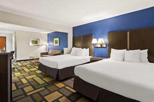 休斯顿加勒里亚贝斯特韦斯特套房酒店的酒店客房,设有两张床和一张沙发