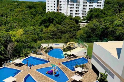 热河市Rio Quente - Flat 3113 Park Veredas - Acesso ao Rio, ao lado Hot park的享有度假村游泳池的顶部景致