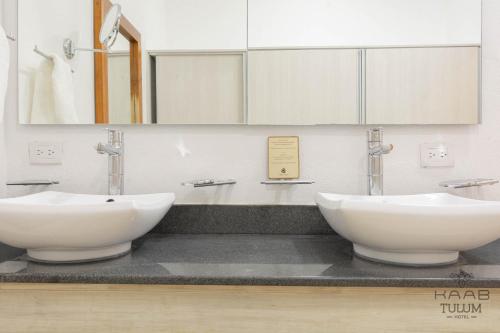 图卢姆Kaab Tulum的浴室设有2个白色水槽和镜子