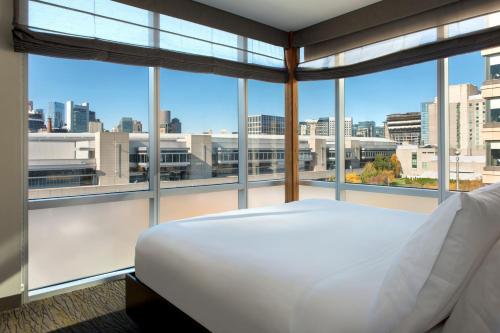 波士顿波士顿海港区埃利门特酒店的一张位于带大窗户的房间内的床铺
