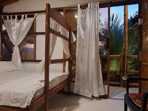 圣维森特Hotel Gabarra Lodge的一间卧室配有双层床和窗户。