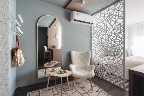 蒙得维的亚Diseño en Punta Carretas的一间卧室配有镜子、椅子和一张床