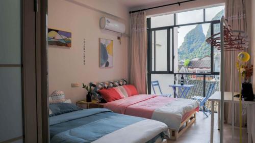阳朔秀界国际青年旅舍的一间带两张床的卧室和一个阳台