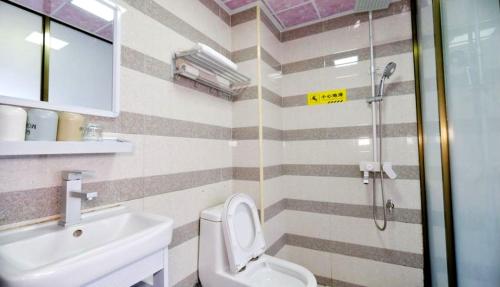 阳朔秀界国际青年旅舍的带淋浴、卫生间和盥洗盆的浴室