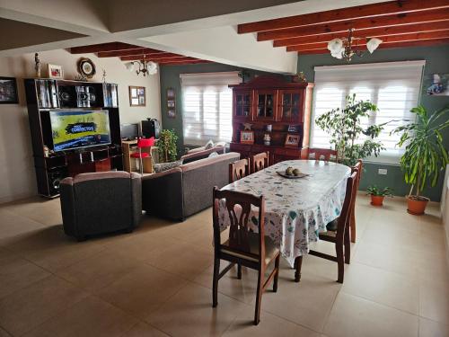 乌斯怀亚Casa de familia的客厅配有桌椅和电视。