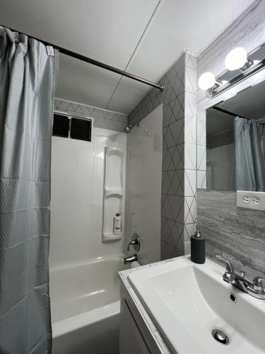 贝灵厄姆Cozy Guest House的白色的浴室设有水槽和淋浴。