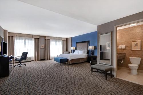 罗缪勒斯Holiday Inn Detroit Metro Airport, an IHG Hotel的大型酒店客房设有床和浴室。