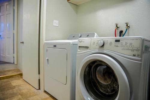 米尔布雷Relaxing Home With SF Bay View的洗衣房内的洗衣机和烘干机