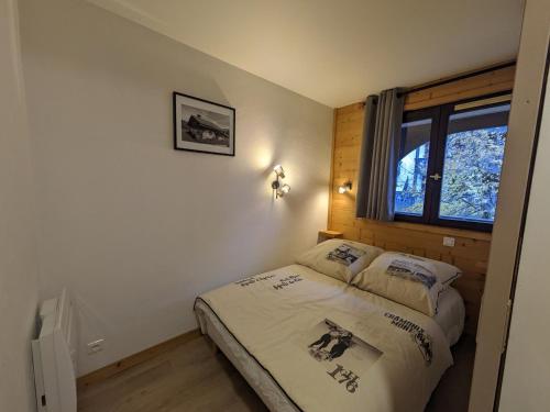 夏蒙尼-勃朗峰Appartement Chamonix-Mont-Blanc, 2 pièces, 4 personnes - FR-1-343-250的一间卧室设有一张床和一个窗口