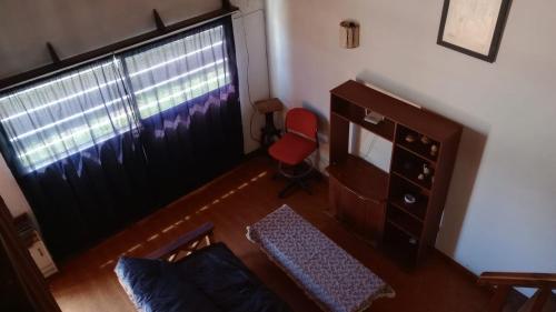 内科切阿Departamentito 3的客厅配有红色椅子和窗户