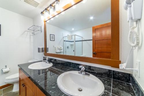 马姆莫斯湖Luxurious Remodeled Village Oasis的浴室设有2个水槽和镜子