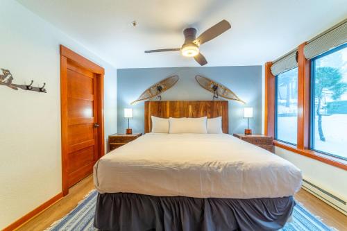 马姆莫斯湖Luxurious Remodeled Village Oasis的一间卧室配有一张带吊扇的床