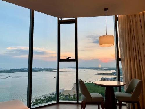 下龙湾Panoramic sea homestay的酒店客房享有海景