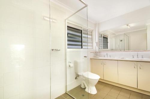 努萨维尔Ivory Palms Resort Noosa的白色的浴室设有卫生间和水槽。