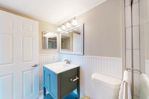 大洋城Golden Sands 618的一间带水槽、卫生间和镜子的浴室