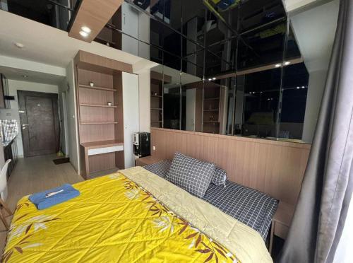 Skyview Setiabudi Apartment客房内的一张或多张床位