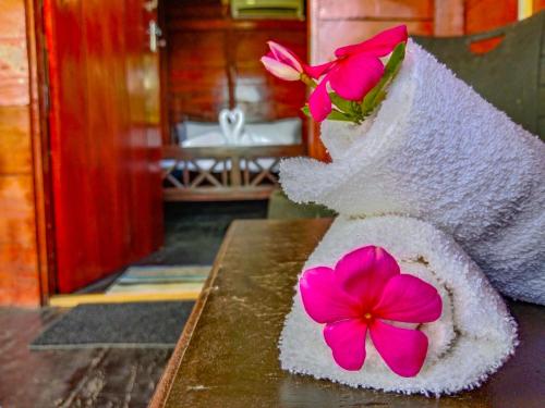 锡吉里亚Ceylon Amigos Eco Resort的一张桌子上带鲜花的毛巾