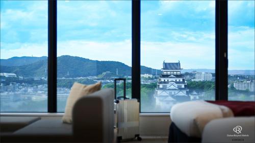 福山Daiwa Roynet Hotel Fukuyama Ekimae的客房设有大窗户,享有建筑的景色