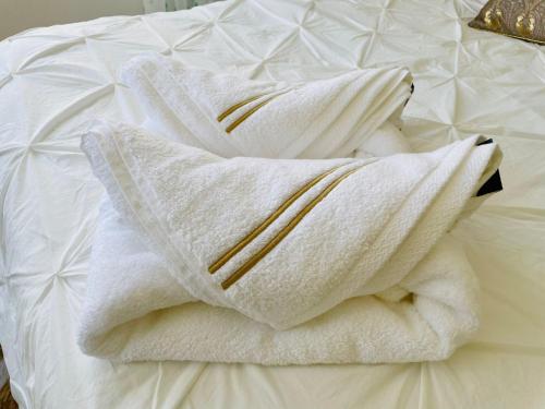 多列毛利诺斯Luxury loft with a pool in the centre的床上的一大堆毛巾