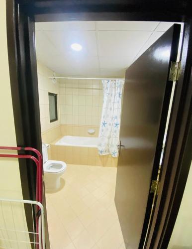 迪拜Blessing house的一间带卫生间和浴缸的浴室