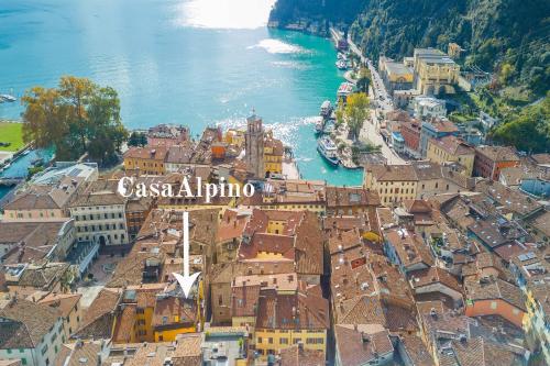加尔达湖滨Casa Alpino - Happy Rentals的水边小镇的空中景观