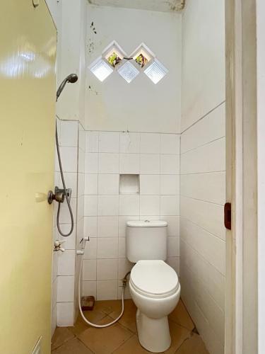 BlimbingSPOT ON 93398 Sudimoro Guest House Syariah的一间带卫生间和窗户的小浴室