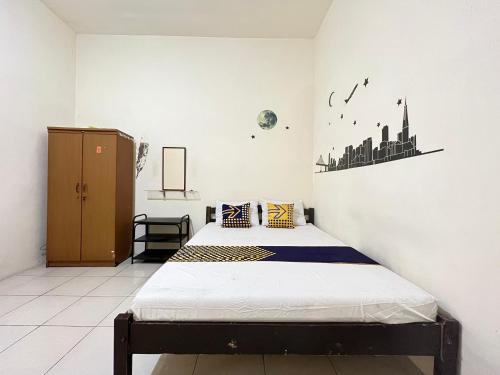 BlimbingSPOT ON 93398 Sudimoro Guest House Syariah的一间卧室,配有两张床