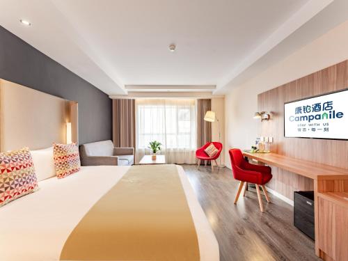 西安康铂酒店（西安大雁塔大唐不夜城店）的酒店客房设有一张大床和一张书桌。