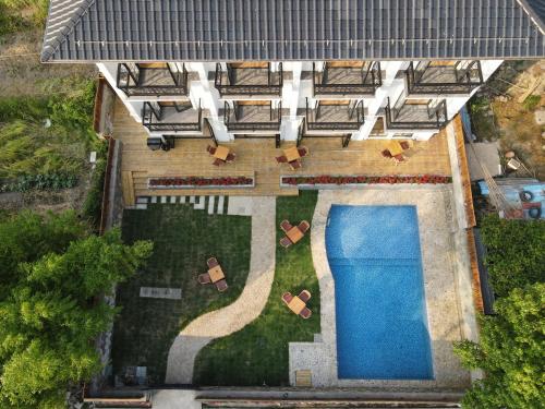 德清La Petronilla Boutique Hotel Moganshan的享有带游泳池的度假村的空中景致