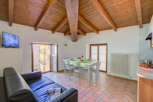 加尔达湖滨Casa Alpino - Happy Rentals的客厅配有沙发和桌子