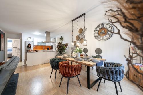 彭茨贝格Alpenflair / Luxury / 100qm / Work / Travel / Netflix的厨房以及带桌椅的用餐室。
