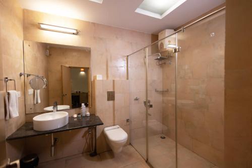 维沙卡帕特南Classic Boutique Hotel & Luxury Service Apartments的浴室配有卫生间、盥洗盆和淋浴。