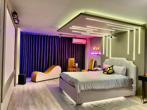 胡志明市M&H Cinema的一间卧室配有一张床和紫色照明