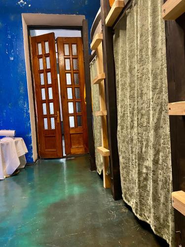 巴统Communication hostel的走廊上设有门,房间拥有蓝色的墙壁