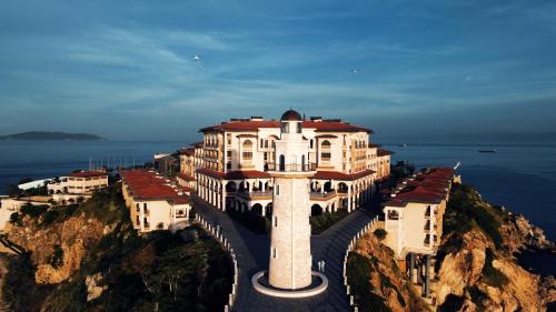 伊斯坦布尔Birun Ada Hotel的山顶上的大型建筑