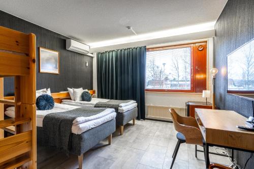 耶姆赛Hotelli Jämsä的酒店客房配有两张床和一张书桌