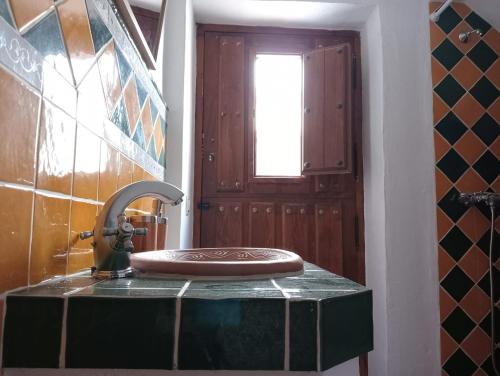 内尔哈Villa Aguacate的一间带水槽和水龙头的浴室
