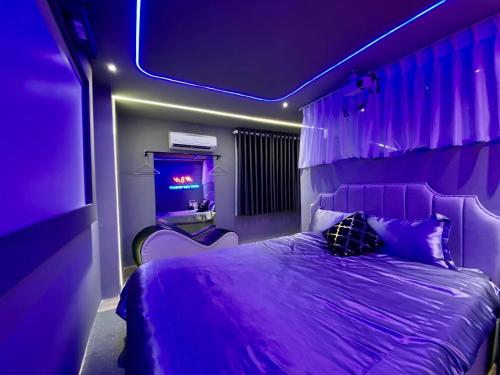 胡志明市M&H Cinema的紫色卧室,配有一张紫色天花板床