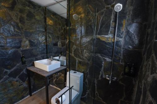 锡卡都LOKAL Rooms x Skardu (Katpana Retreat)的一间带水槽和卫生间的浴室