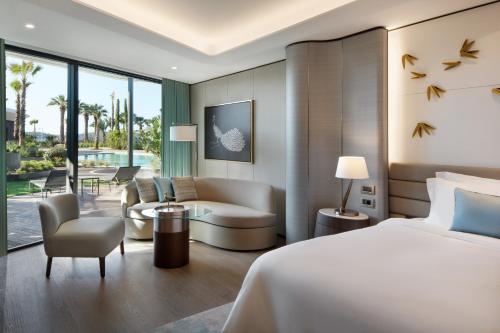 切什梅Reges, a Luxury Collection Resort & Spa, Cesme的一间卧室设有一张床和一间客厅。